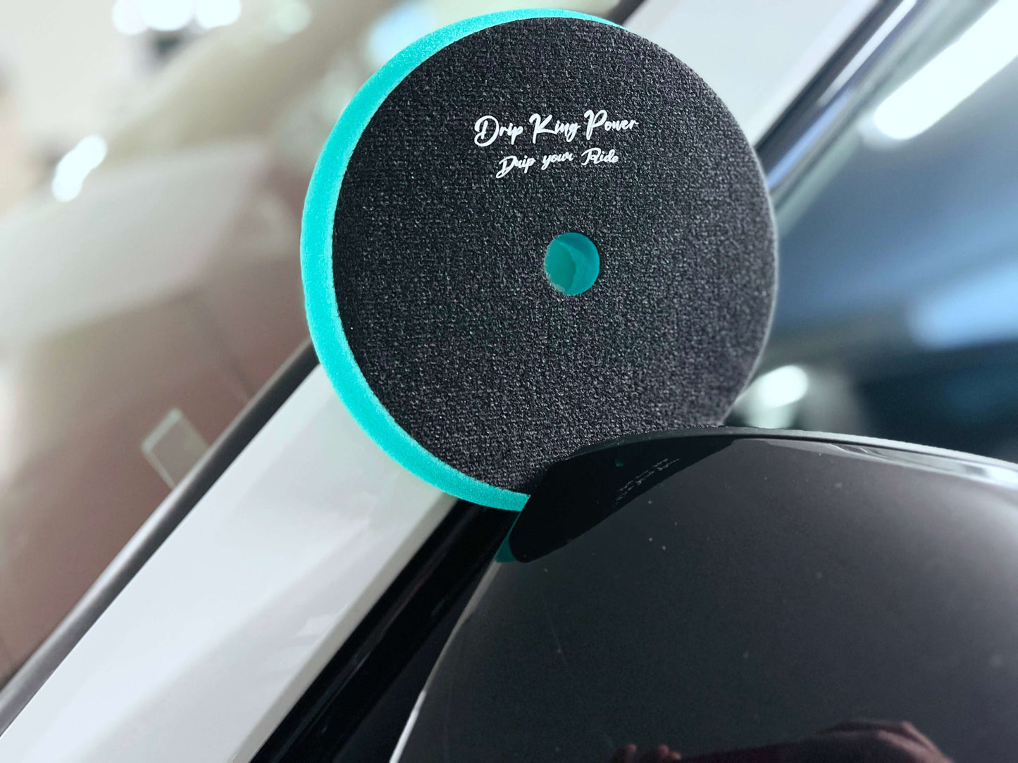 Drip King Power Polierpad in grün auf Autoseite, ideal für professionelle Autopolitur und glänzende Ergebnisse.