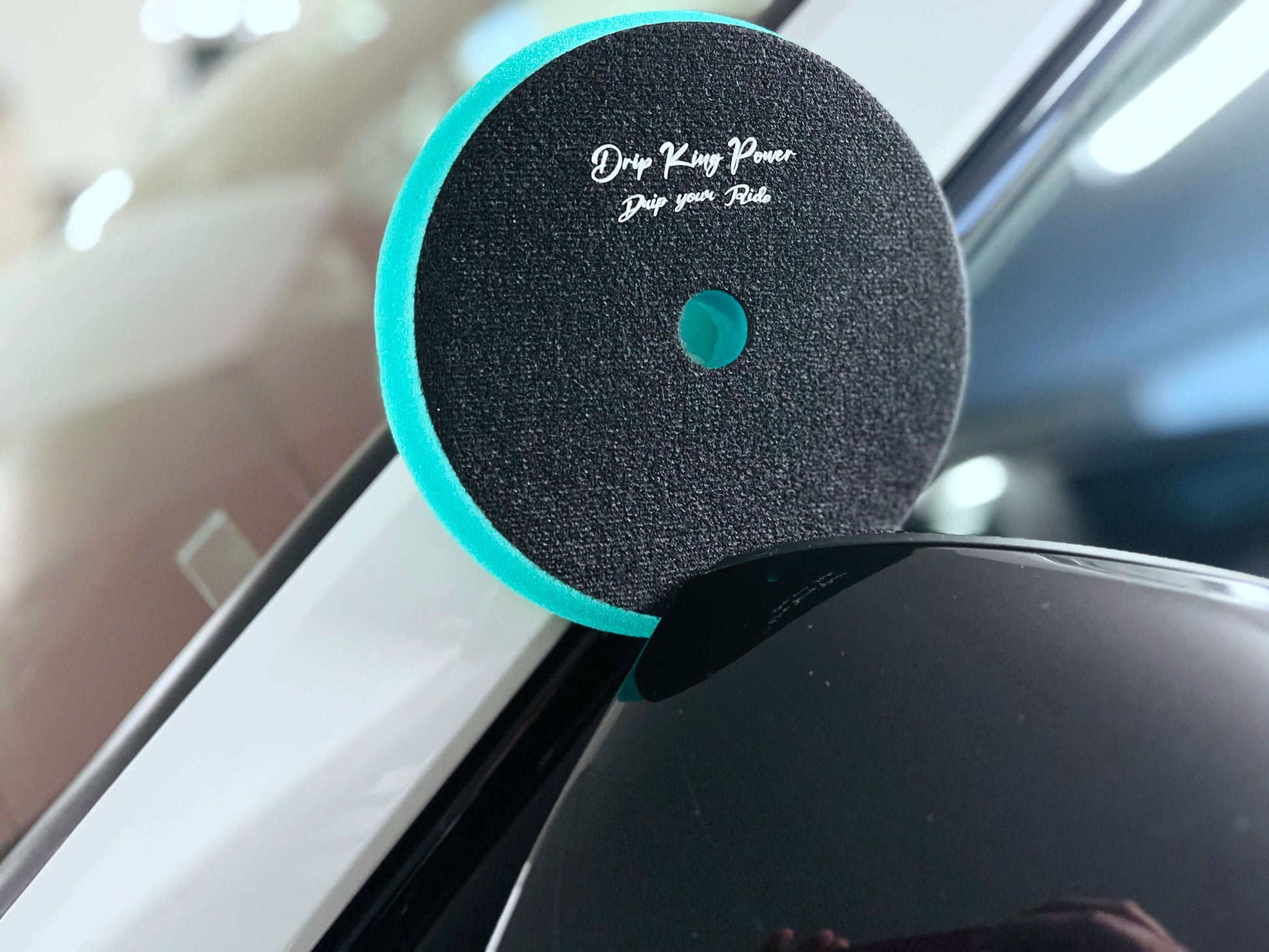 Drip King Power Polierpad in grün auf Autoseite, ideal für professionelle Autopolitur und glänzende Ergebnisse.