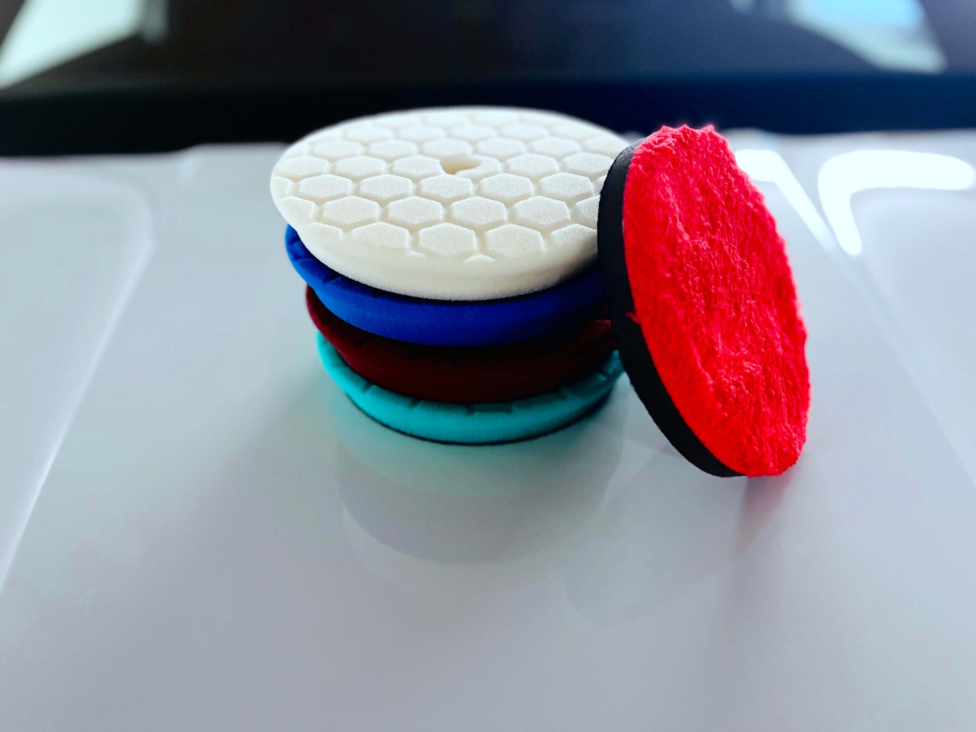 Drip King Power Polierpad Set with 4 colored polishing pads and 1 red microfiber pad for car detailing and polishing.