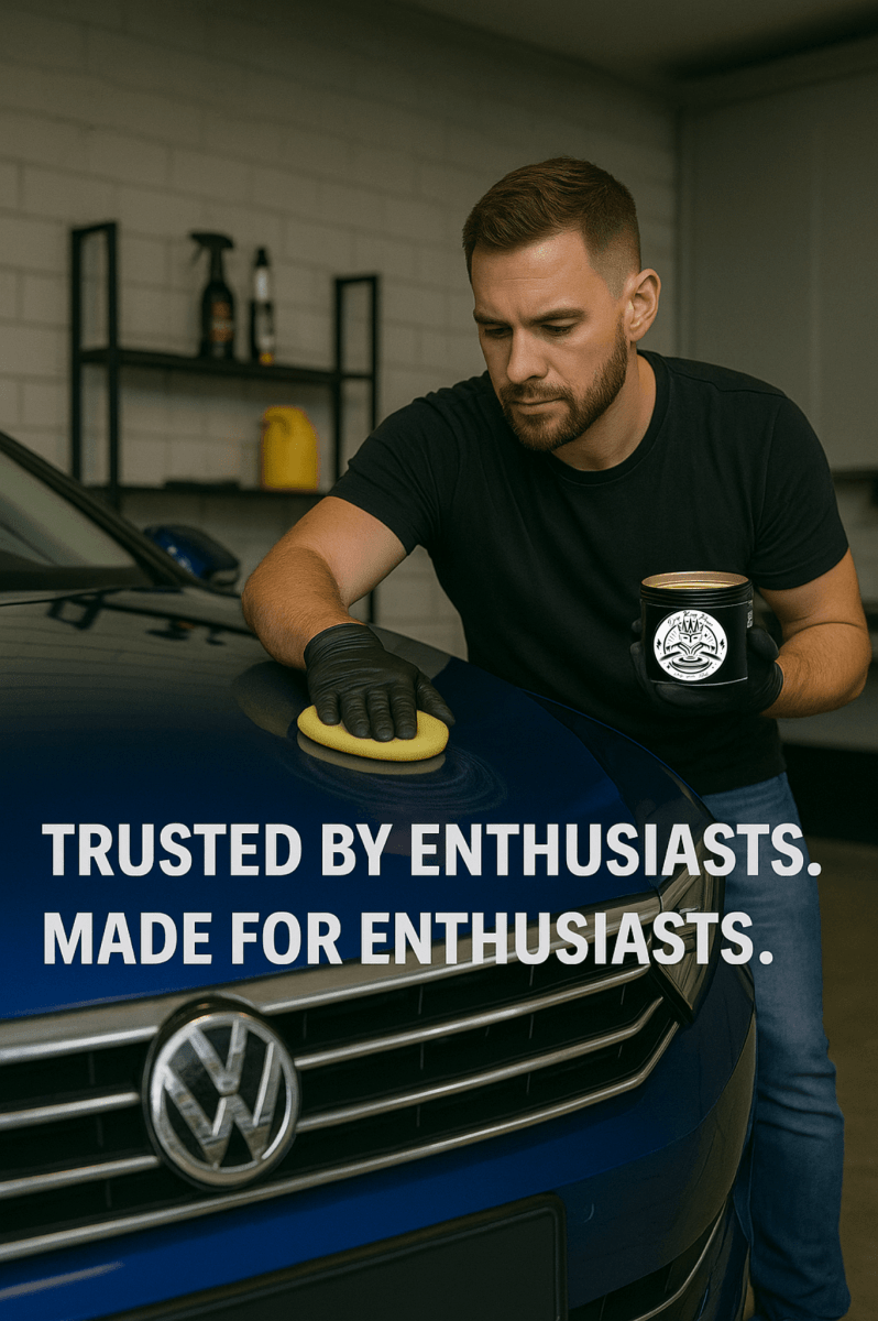 Drip King Power Signature Wax Carnauba Autowachs Lackversiegelung Glanz 270g - CK - StoreLackversiegelungCK - StoreDKP Signature Wax4270004243956Man applying car wax to a blue car bonnet, holding a Drip King Power Signature Wax container, text reads 'Trusted by enthusiasts. Made for enthusiasts.'